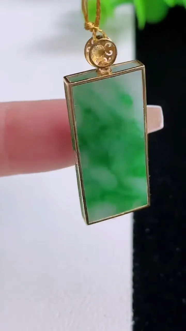 天然A货翡翠无事牌吊坠，尺寸28.7-12.5-3，重量:3.85g
12月5日