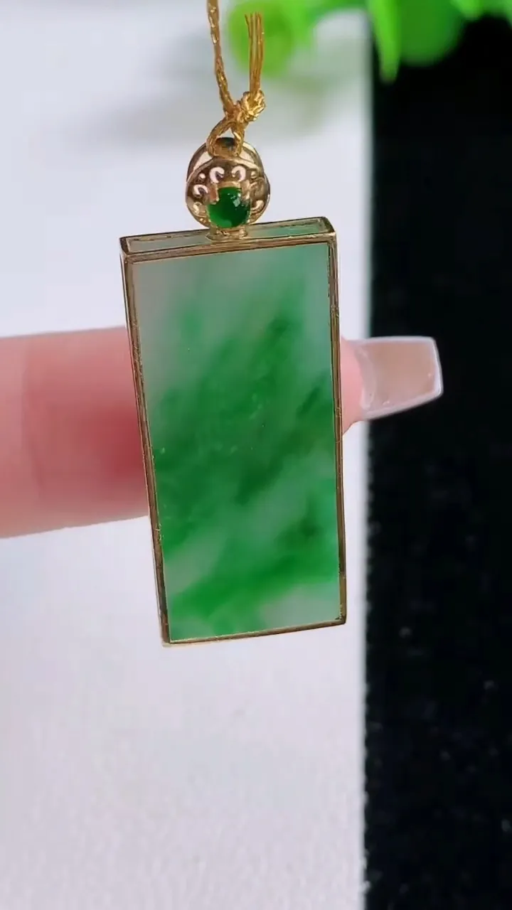 天然A货翡翠无事牌吊坠，尺寸28.7-12.5-3，重量:3.85g
12月5日