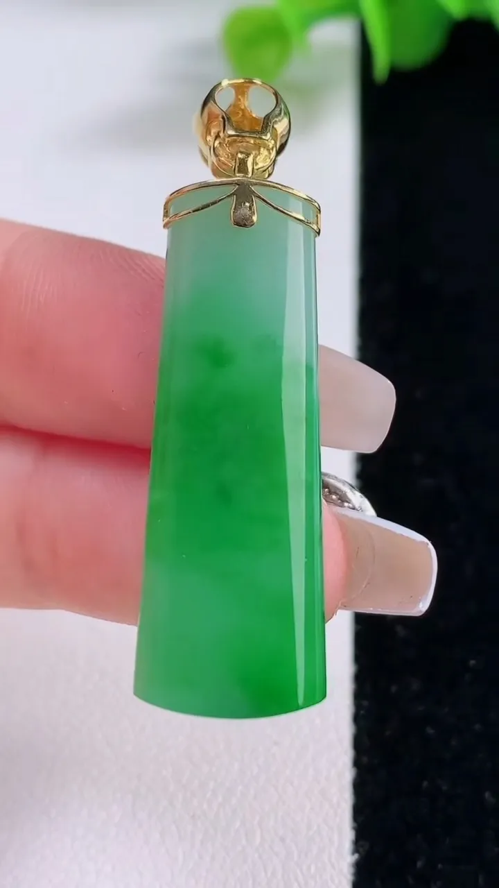 天然A货翡翠平安柱吊坠，尺寸36.3-12.2-5.3，重量:7.61g
12月5日