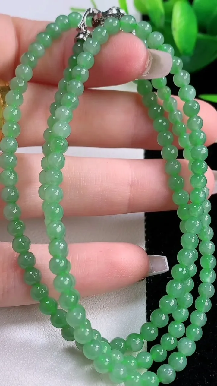 天然A货翡翠小米珠项链，尺寸3.7-155颗，重量:18.73g12月5日
工厂直销收藏佳品,种好水足，色泽均匀，有种有色，上手高大气！