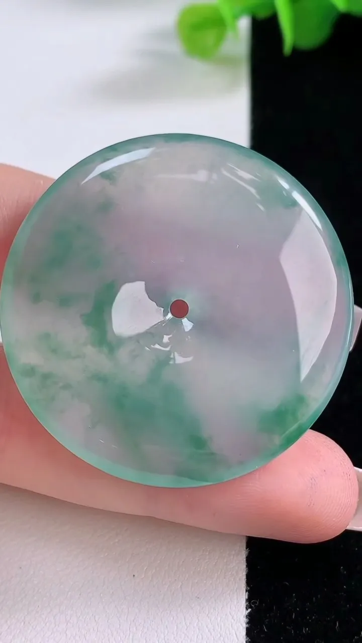 天然A货翡翠种飘花平安扣吊坠，尺寸40-5.5，重量:19.50g
12月5日