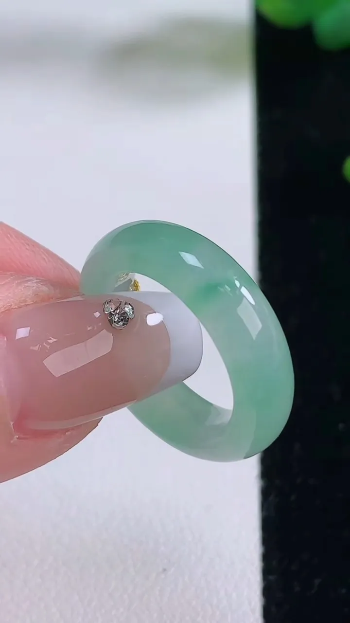 天然A货翡翠指环戒指，尺寸16-5.5-3.3，重量:3.80g2025年12月5日
工厂直销收藏佳品,种好水足，色泽均匀，有种有色，上手高大气！