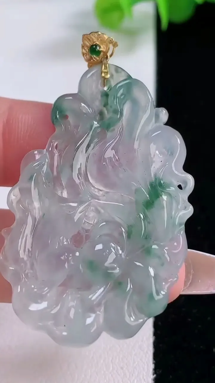 天然A货翡翠种飘花九尾狐吊坠，尺寸45-29.4-3.7，重量:8.86g
12月5日