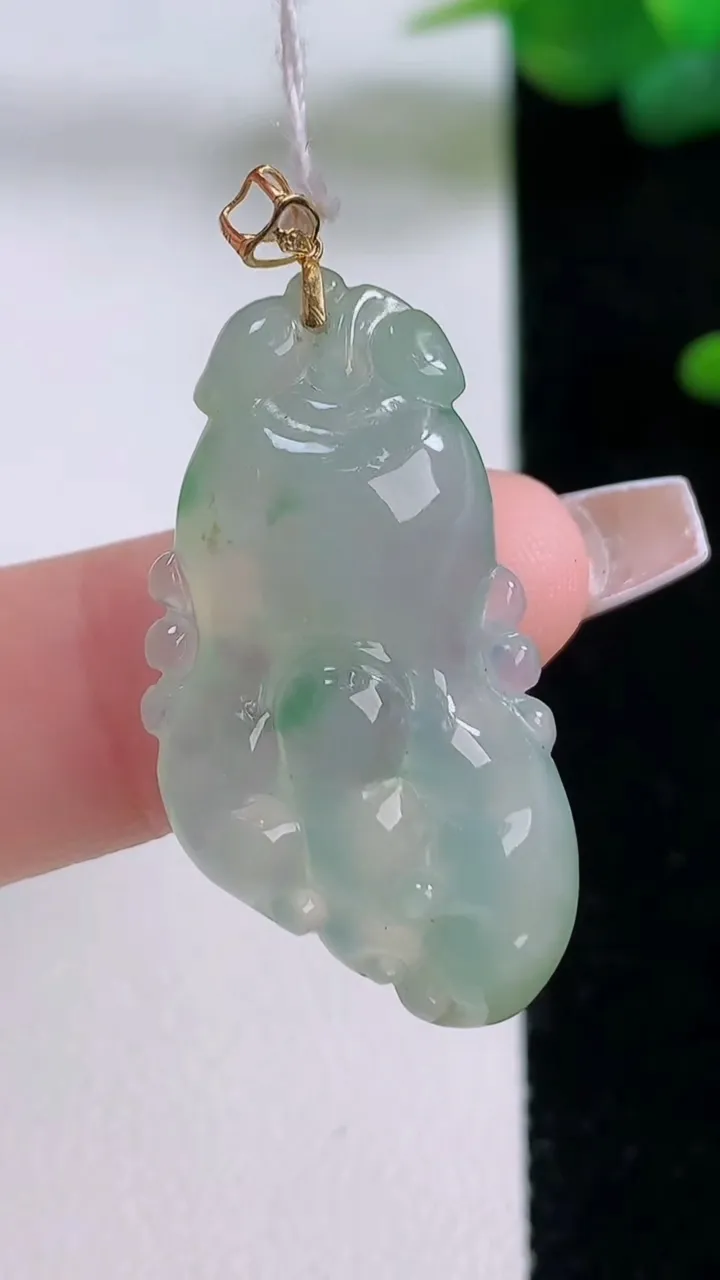 天然A货翡翠双彩佛手瓜吊坠，尺寸31.8-16.7-6.4，重量:5.70g
12月5日