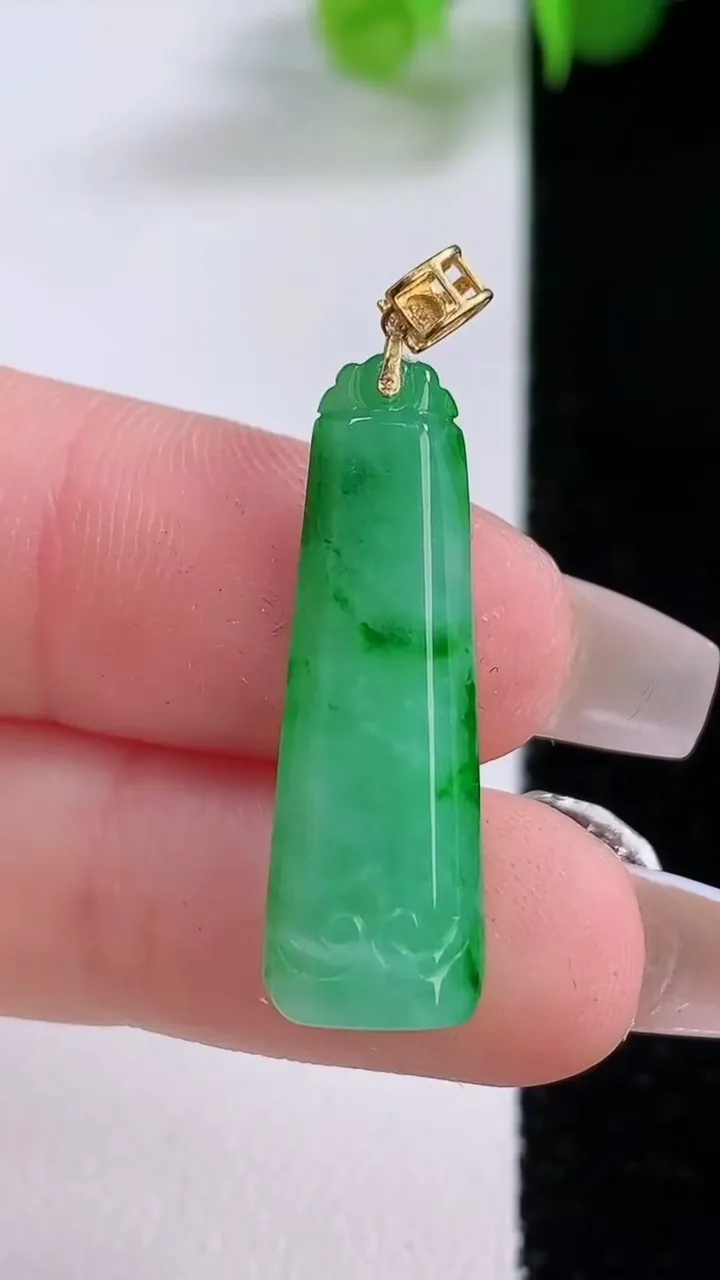 天然A货翡翠节节高升 竹节吊坠，尺寸27.7-8.7-3.8，重量:2.20g
12月5日