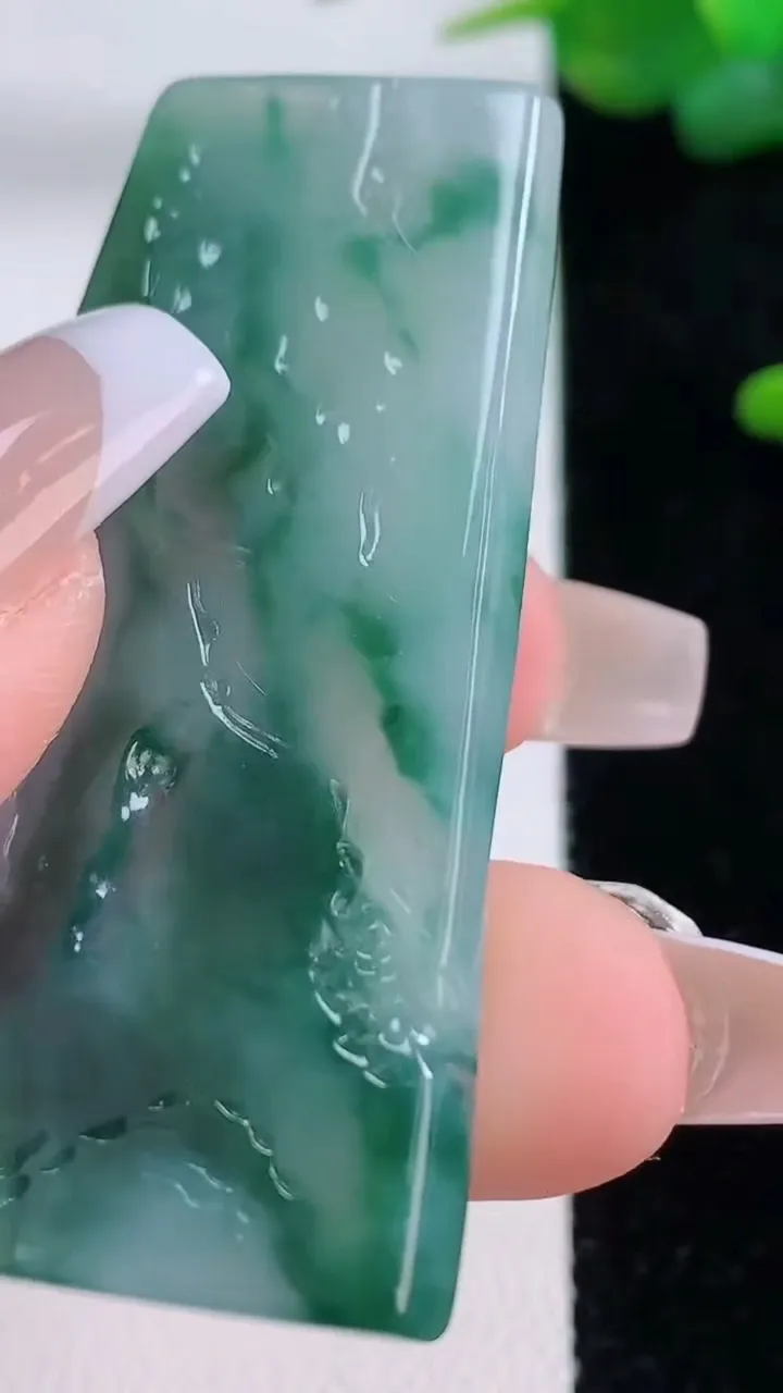 天然A货翡翠牌吊坠，尺寸51.7-27.3-5.7，重量:18.02g
12月5日