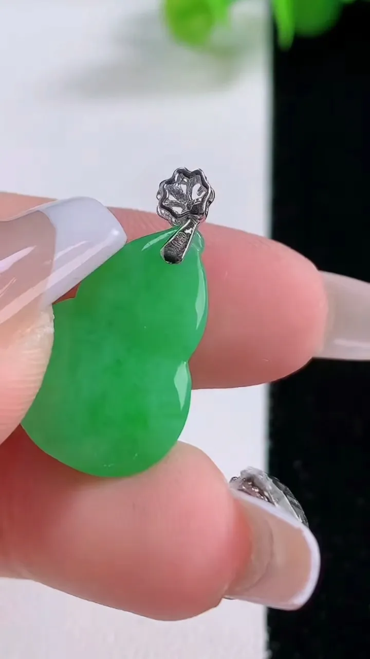 天然A货翡翠葫芦吊坠，尺寸21.1-13.7-7.4，重量:3.64g
12月5日