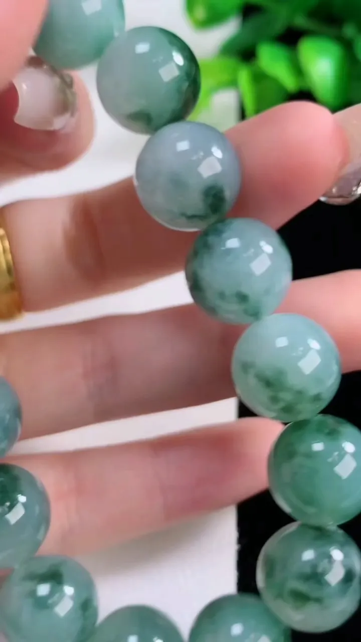 天然A货翡翠种飘花圆珠手串16颗，尺寸13.2，重量:66.43g12月5日
工厂直销收藏佳品,种好水足，色泽均匀，有种有色，上手高大气！