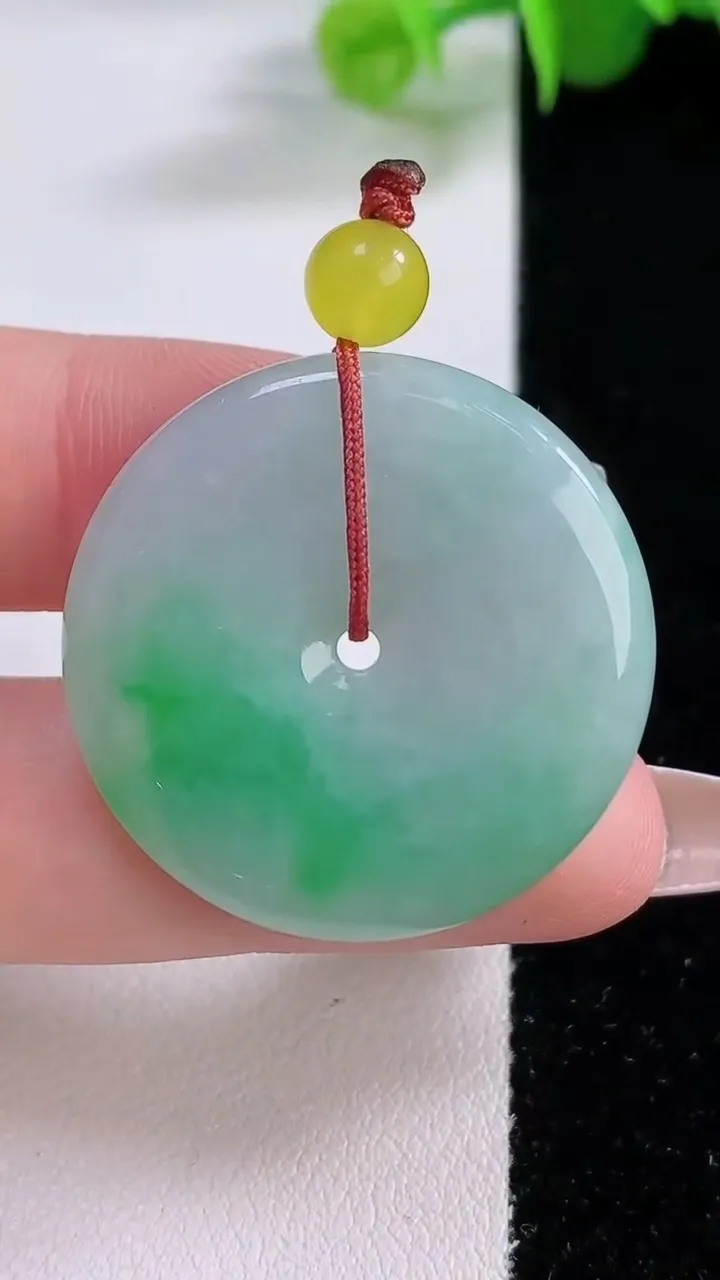 天然A货翡翠平安扣吊坠，尺寸30.6-5.8，重量:11.33g
12月5日