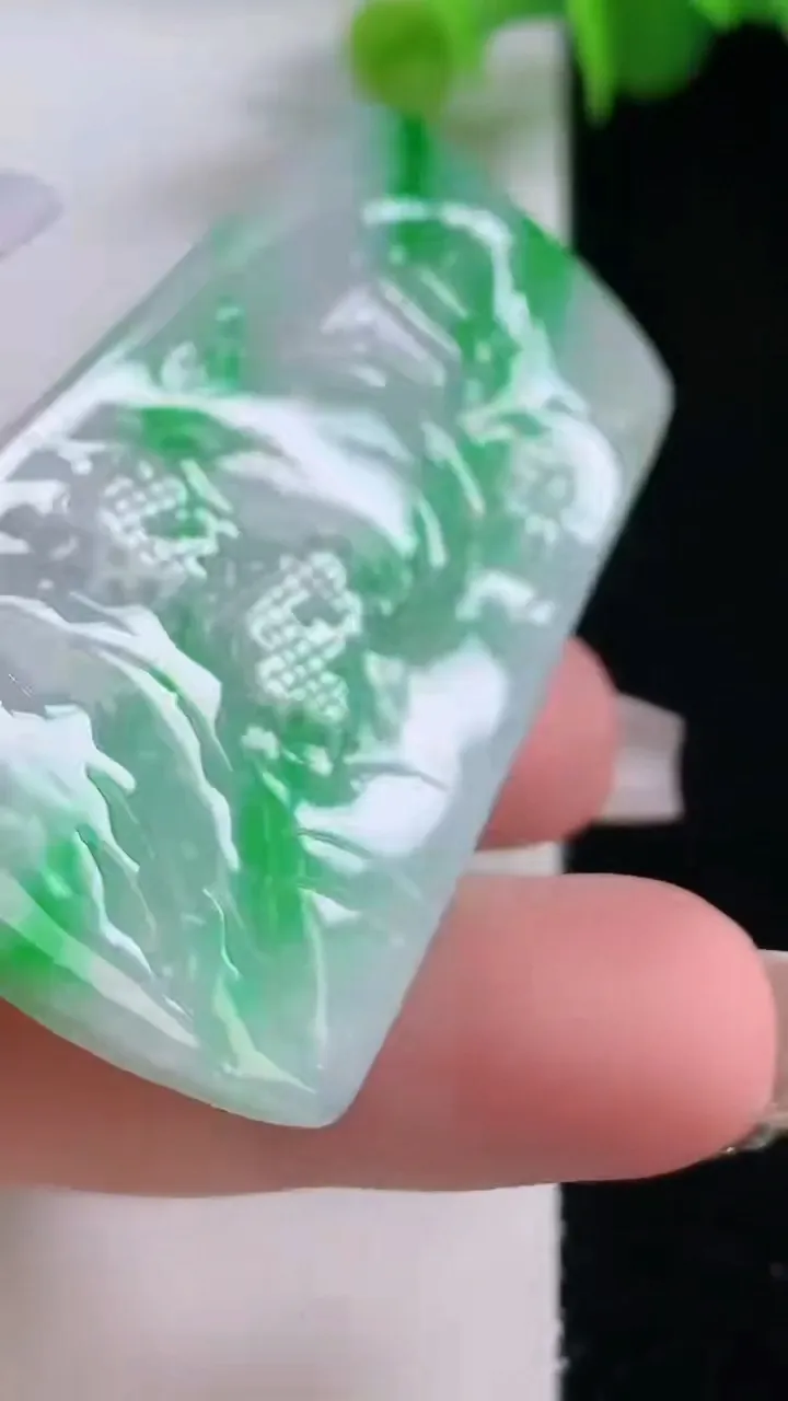 天然A货翡翠山水牌吊坠，尺寸54-30.4-5.7，重量:19.66g
12月5日