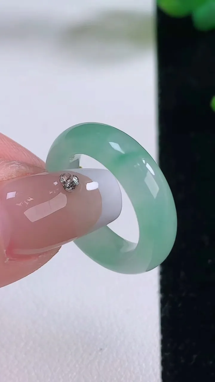 天然A货翡翠指环戒指，尺寸16-5.5-3.3，重量:3.80g2025年12月5日
工厂直销收藏佳品,种好水足，色泽均匀，有种有色，上手高大气！