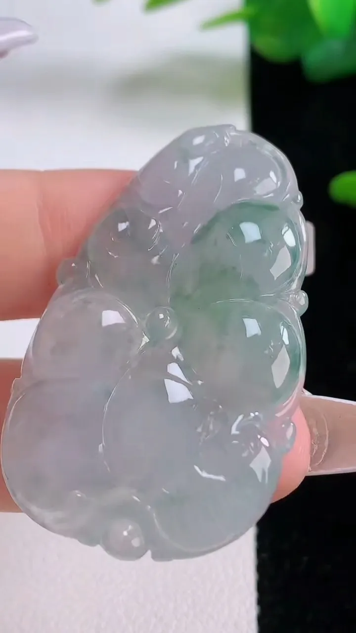 天然A货翡翠冰种飘花年年有余吊坠，尺寸43-28-4，重量:10.40g
12月5日