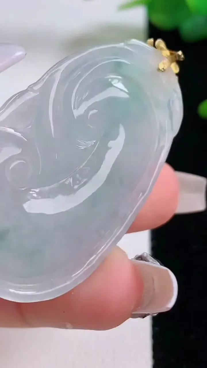 天然A货翡翠种飘花如意吊坠，尺寸42-27-5.4，重量:12.24g
12月5日