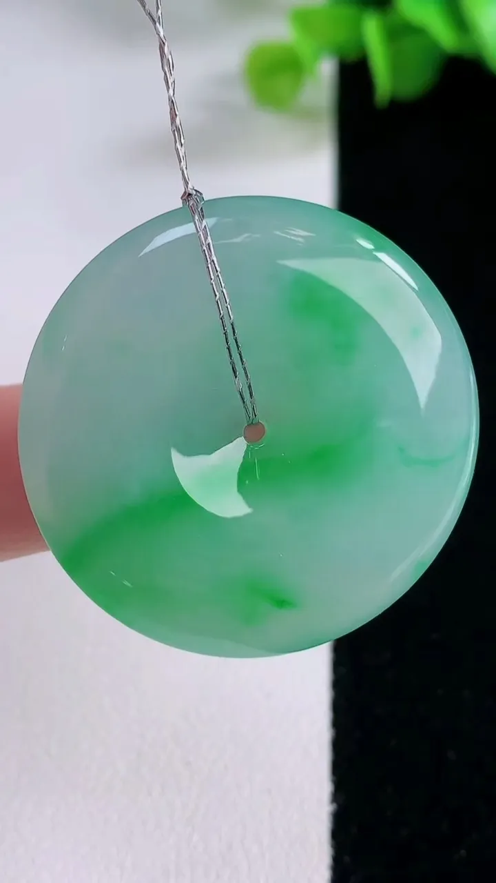 天然A货翡翠平安扣吊坠，尺寸33.5-6，重量:14.08g
12月5日