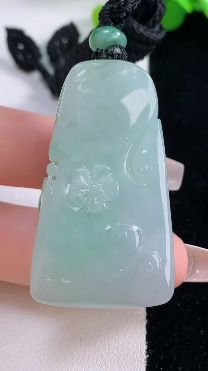 天然A货翡翠年年有余吊坠，尺寸46-24-13，重量:32.03g
12月5日