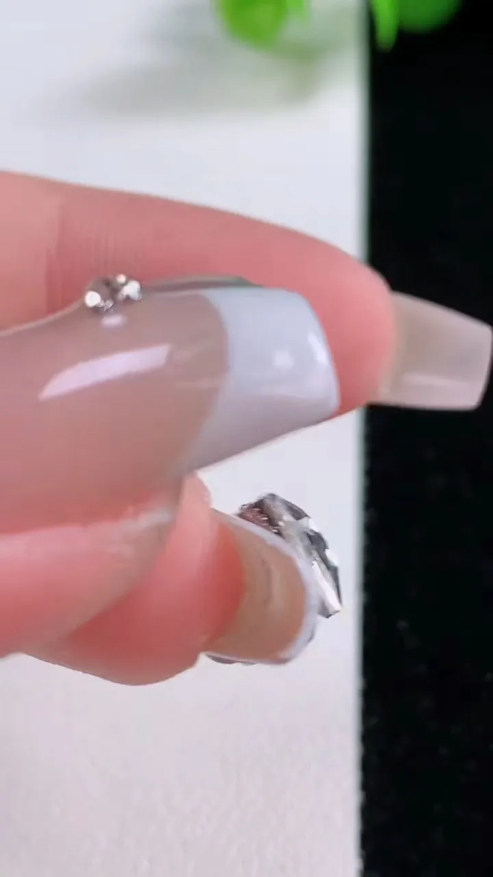 天然A货翡翠冰种飘花平安扣吊坠，尺寸23-4.3，重量:4.68g
12月5日