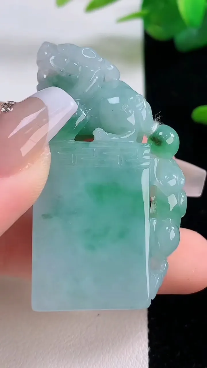 天然A货翡翠貔貅印章，尺寸49-27.7-13，重量:39.17g
12月5日