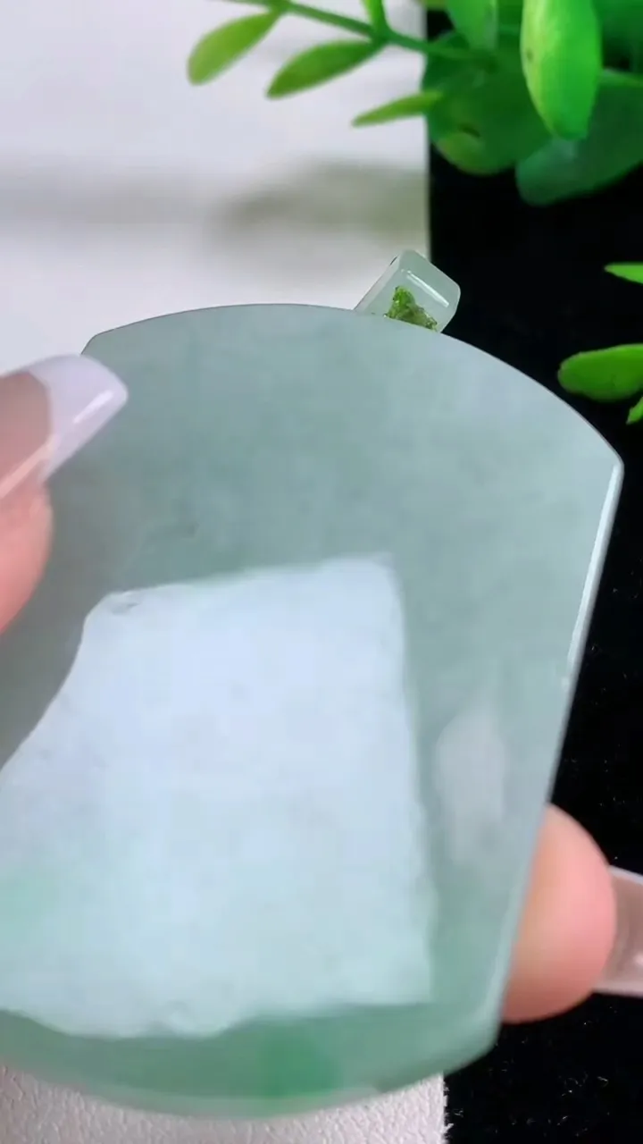 天然A货翡翠无事牌吊坠，尺寸57-43.3-5.4，重量:39.74g
12月5日