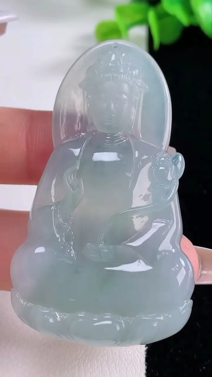 天然A货翡翠冰种飘花大势至观音菩萨吊坠，尺寸58.3-33.2-5.6，重量:21.77g
12月5
