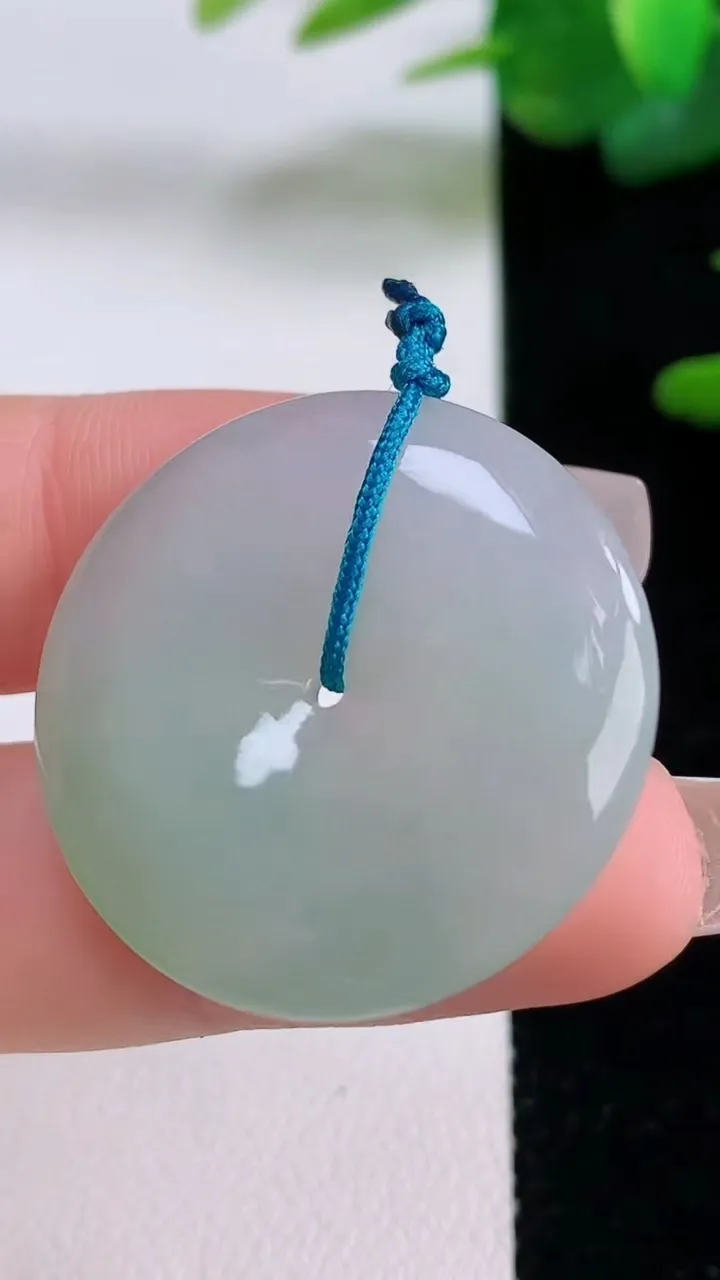 天然A货翡翠平安扣吊坠，尺寸30-5.7，重量:10.67g
12月5日