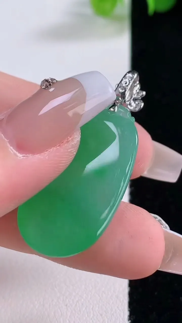 天然A货翡翠福瓜吊坠，尺寸28.8-16.2-5.5，重量:7.42g
12月5日