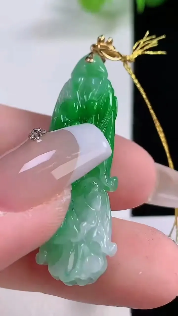 天然A货翡翠白菜吊坠，尺寸39.6-11.6-7.7，重量:5.81g
12月5日
