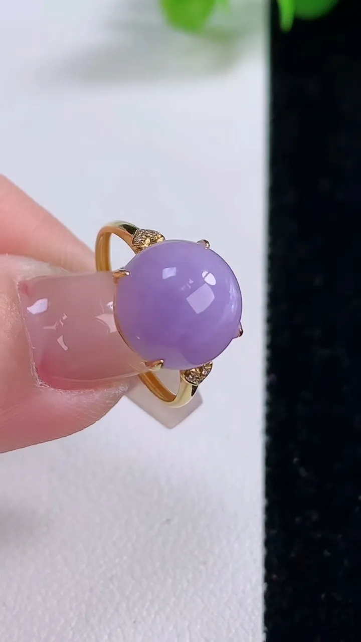 天然A货翡翠种紫罗兰蛋面戒指，尺寸17.3-10.8-6.9，重量:2.09g2025年12月5日
