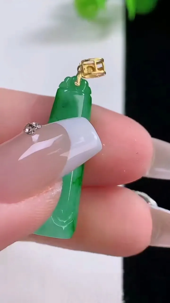 天然A货翡翠节节高升 竹节吊坠，尺寸27.7-8.7-3.8，重量:2.20g
12月5日