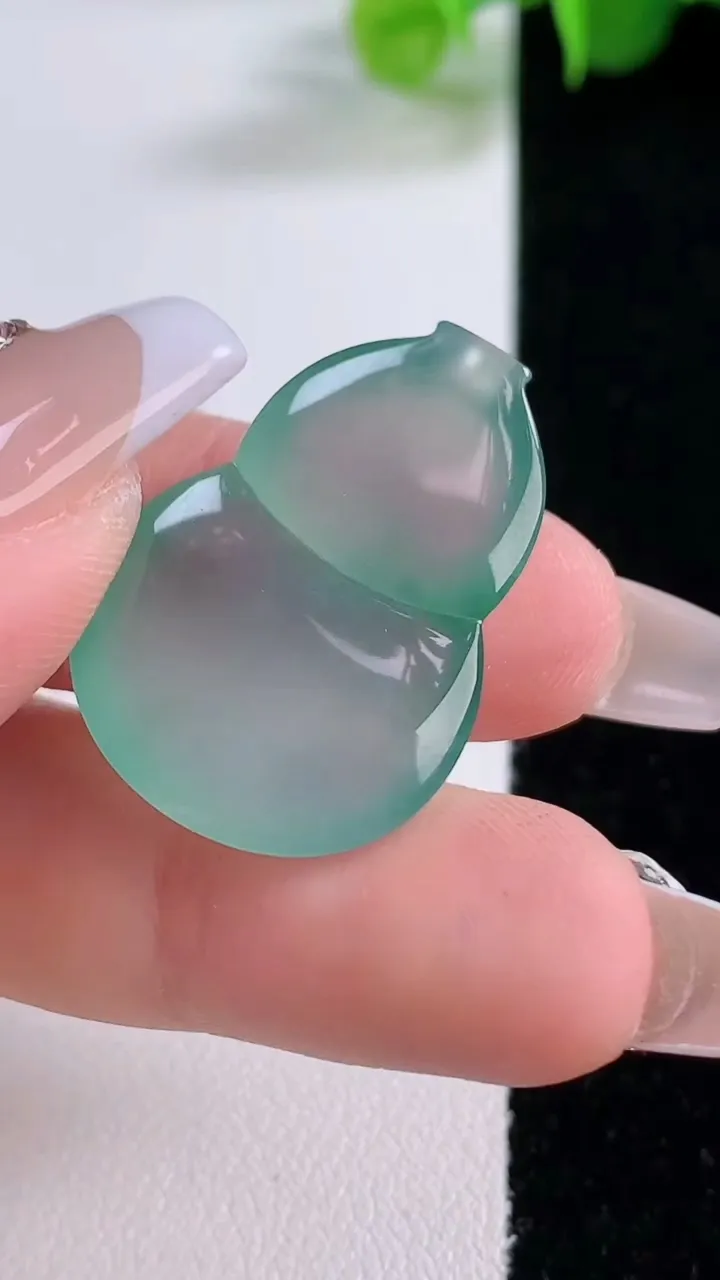 天然A货翡翠种飘花葫芦镶嵌件，尺寸28-19.8-5.9，重量:6.06g
12月5日