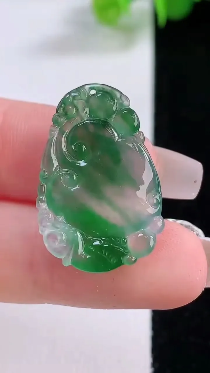 天然A货翡翠冰种飘花如意吊坠，尺寸26-17.2-4.3，重量:3.06g
12月5日