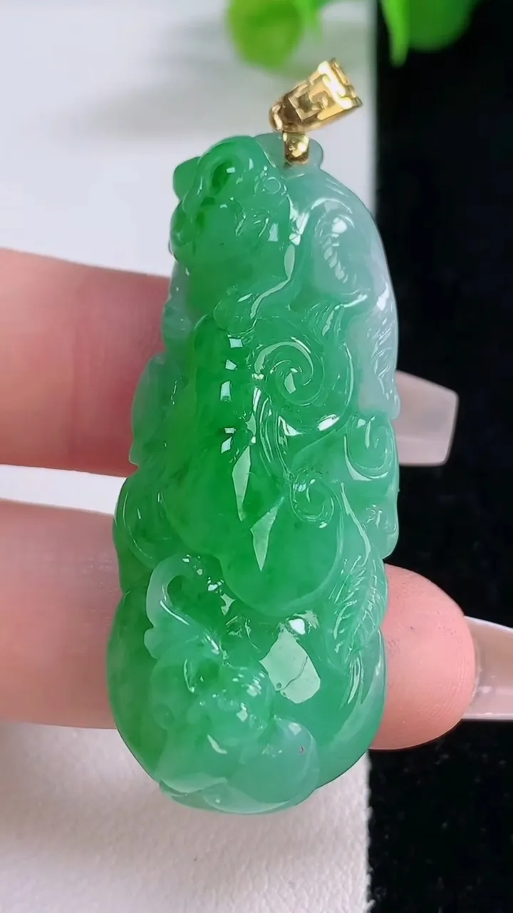 天然A货翡翠如意吊坠，尺寸47-19.4-11.8，重量:18.45g
12月5日