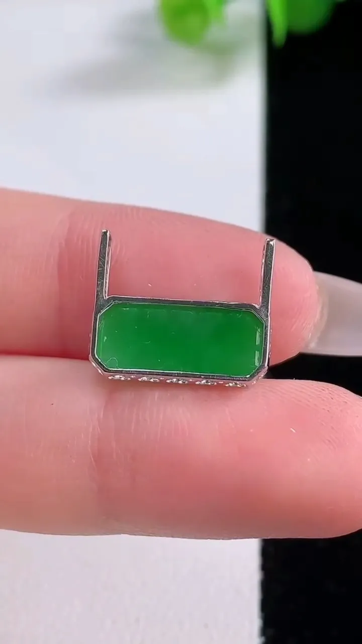 天然A货翡翠无事牌吊坠，尺寸6.9-15.8-4.7，重量:1.13g
12月5日