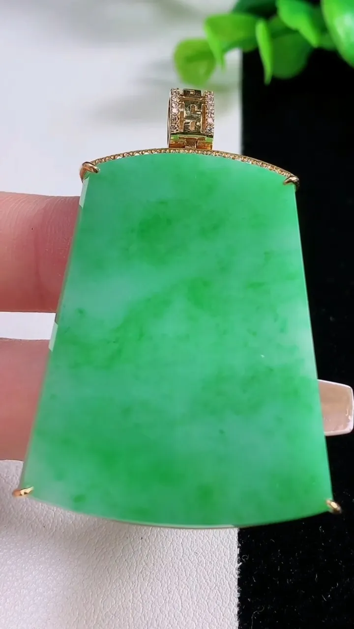 天然A货翡翠无事牌吊坠，尺寸54.8-48.2-37-7.7，重量:17.35g
12月5日