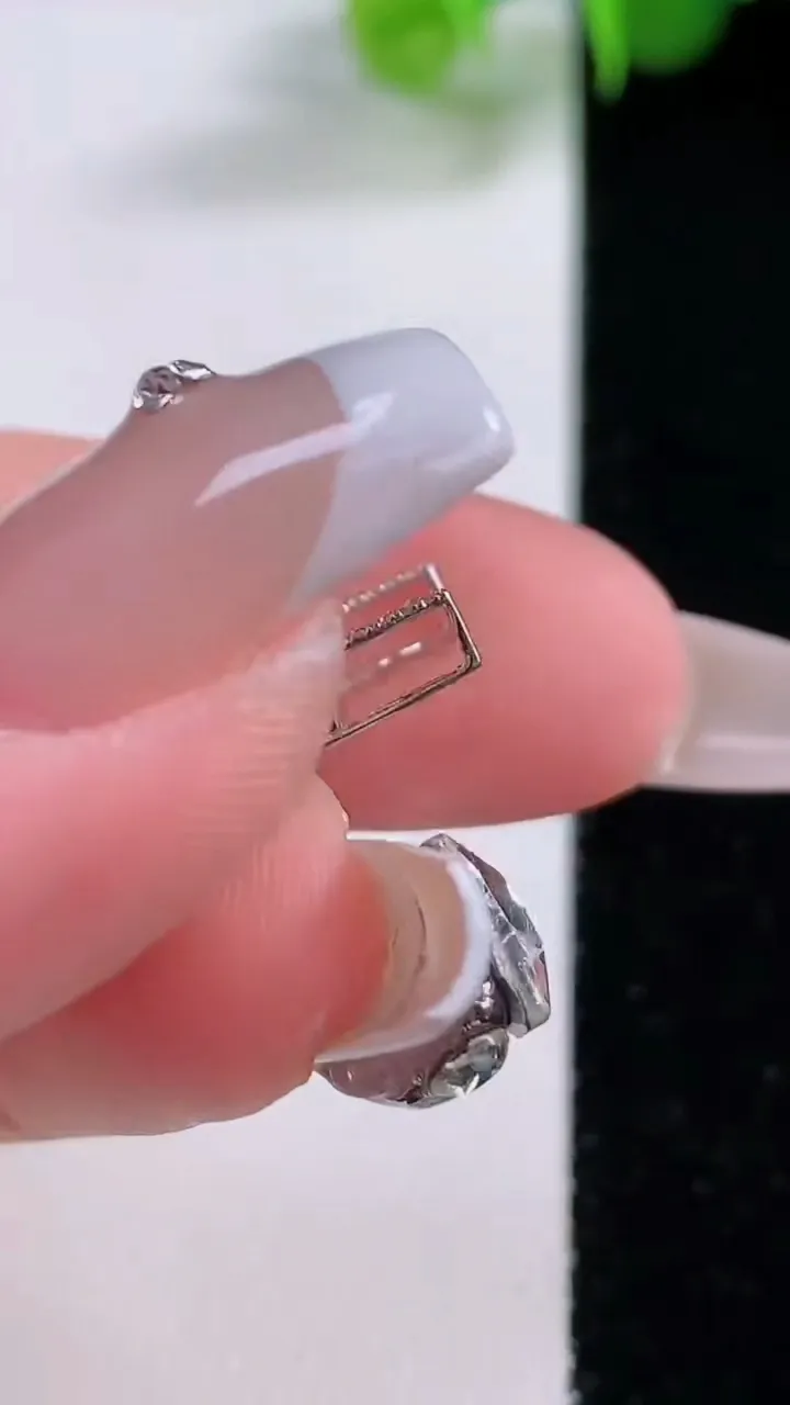 天然A货翡翠无事牌吊坠，尺寸6.9-15.8-4.7，重量:1.13g
12月5日