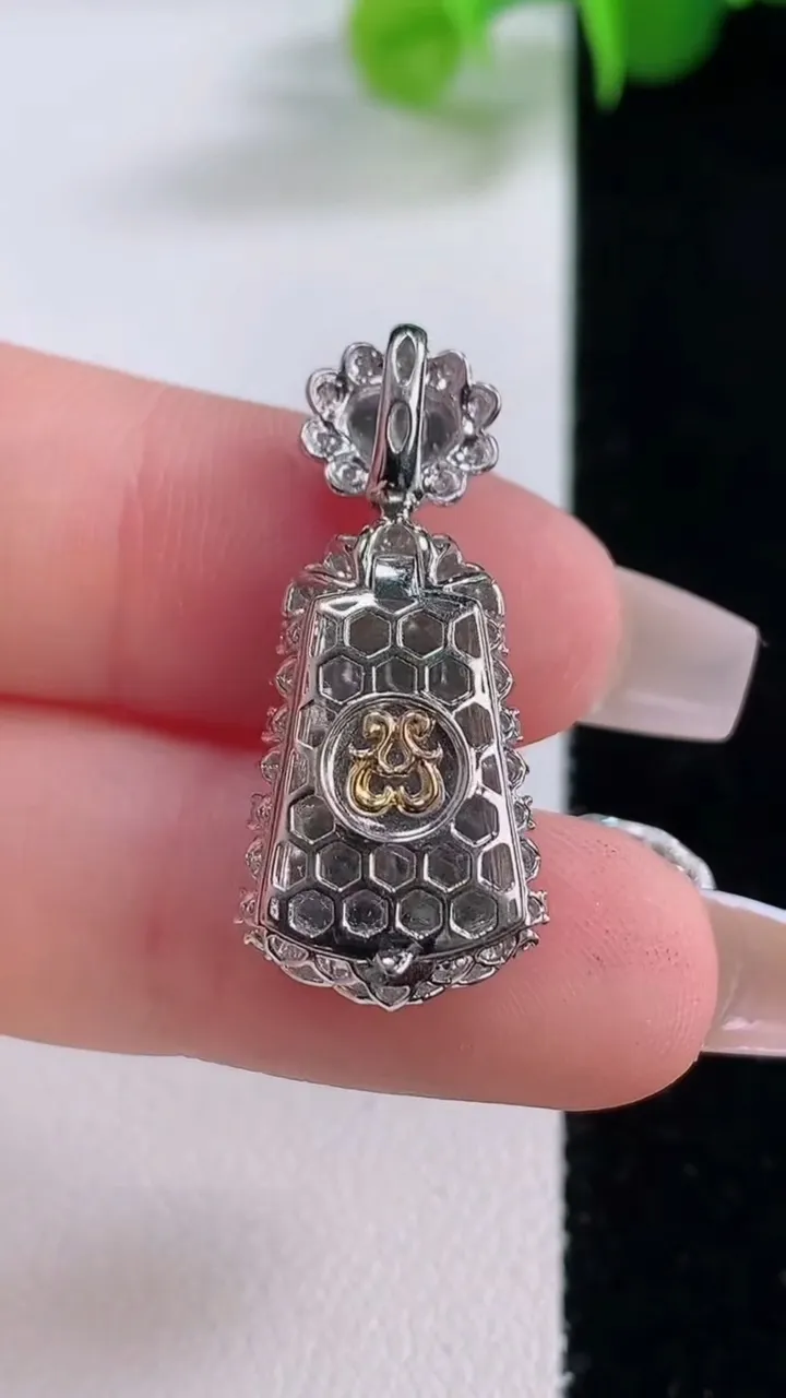 天然A货翡翠无事牌吊坠，尺寸29-12.8-6.4裸石15.4-10.6，重量:3.60g
12月5日