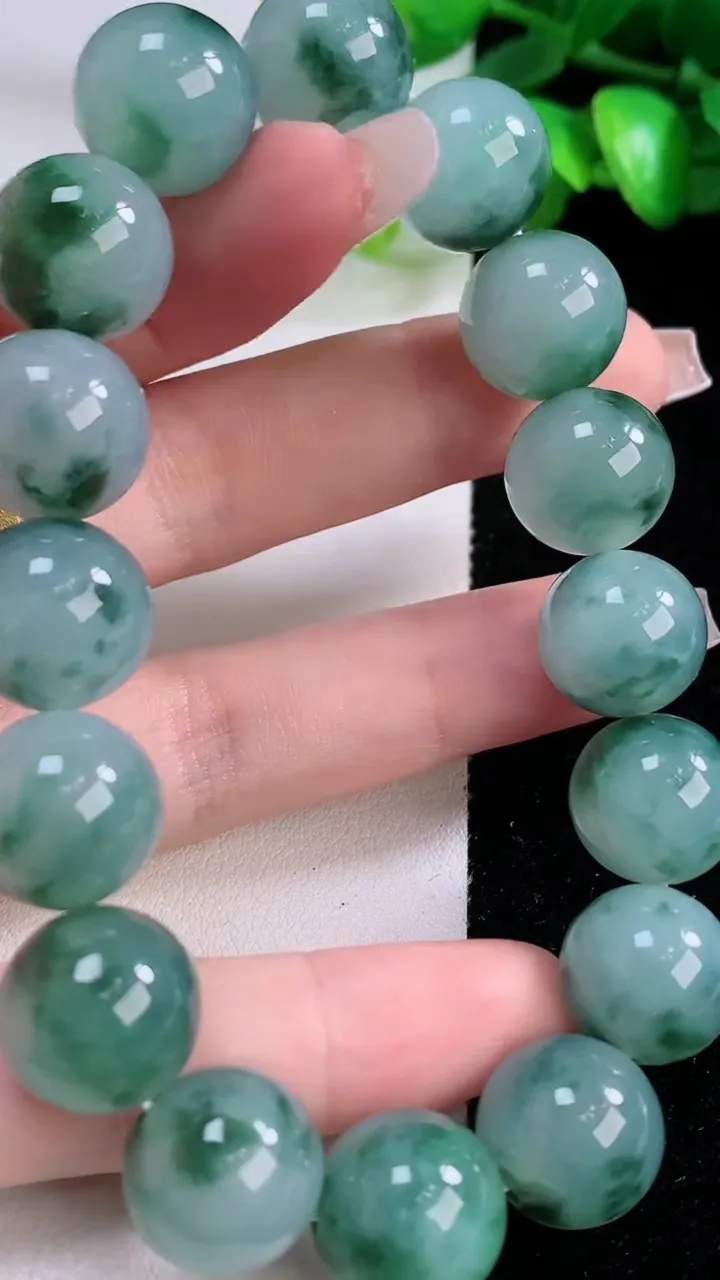 天然A货翡翠种飘花圆珠手串16颗，尺寸13.2，重量:66.43g12月5日
工厂直销收藏佳品,种好