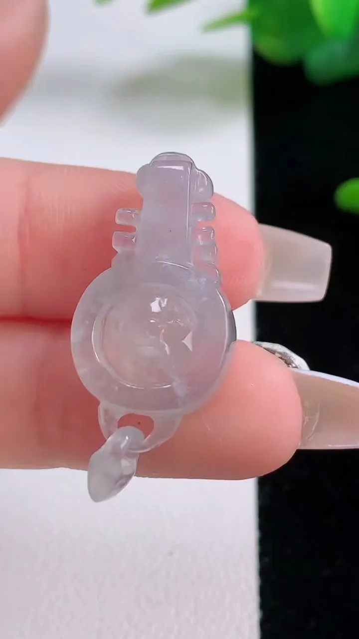 天然A货翡翠琵琶吊坠，尺寸27.8-14.2-5.6，重量:3.64g
12月5日