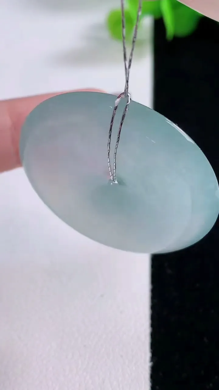 天然A货翡翠平安扣吊坠，尺寸35.6-5.6，重量:15.00g
12月5日