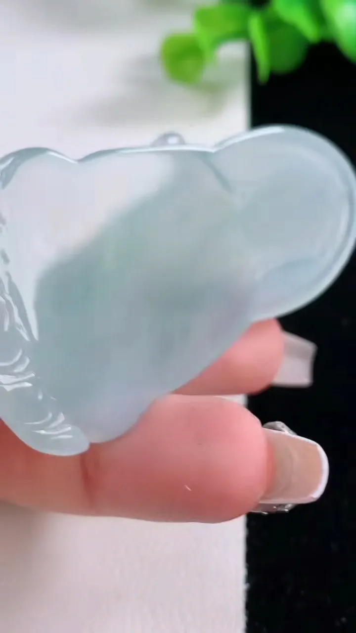 天然A货翡翠冰种飘花大势至观音菩萨吊坠，尺寸58.3-33.2-5.6，重量:21.77g
12月5日