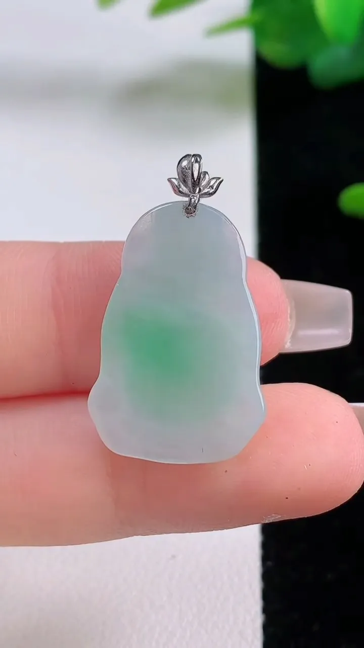 天然A货翡翠财神爷吊坠，尺寸24.8-14.3-3.9，重量:2.72g
12月5日