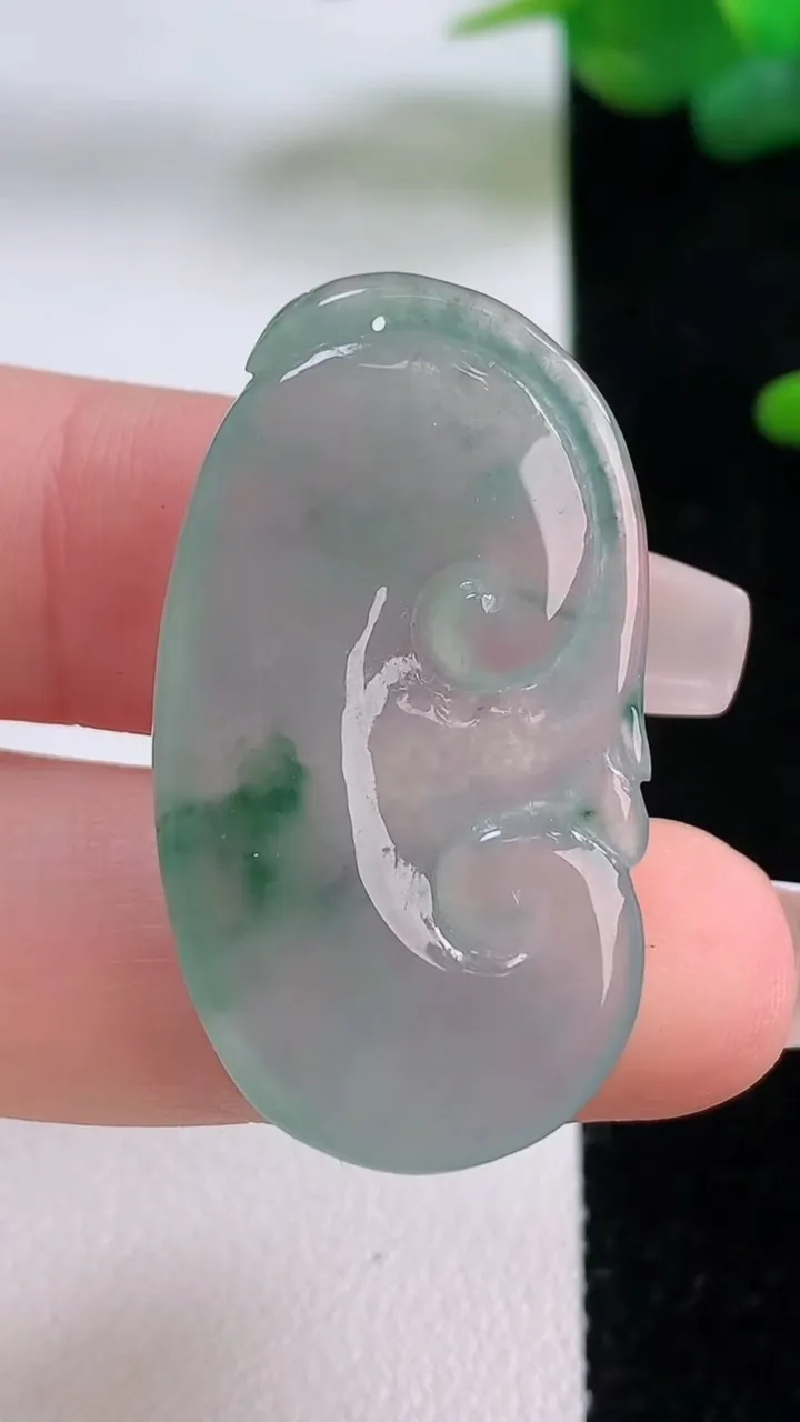 天然A货翡翠冰种飘花如意，尺寸36.4-19.5-4.6，重量:7.04g
12月5日