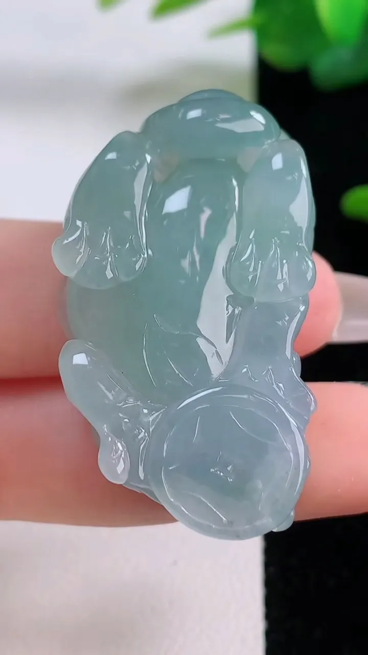 天然A货翡翠飘花貔貅吊坠，尺寸40.8-23-12.2，重量:23.17g
12月5日