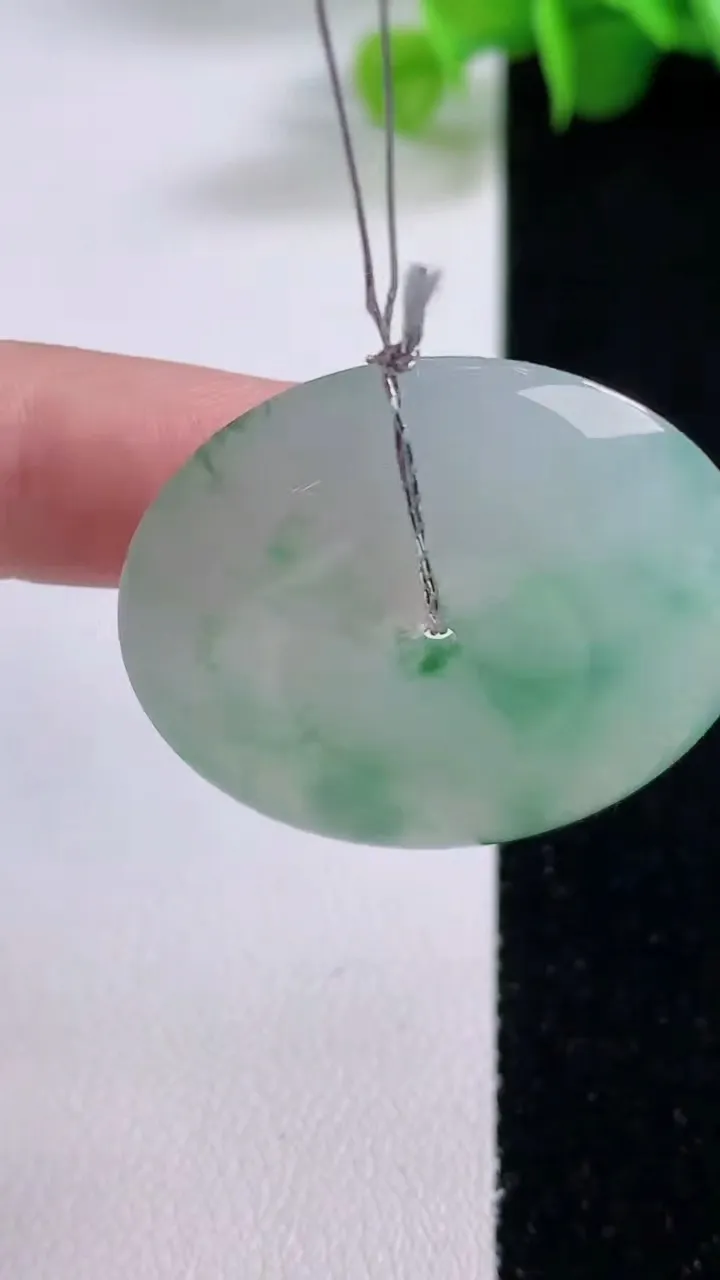 天然A货翡翠种飘花平安扣吊坠，尺寸32.7-5.6，重量:12.15g
12月5日