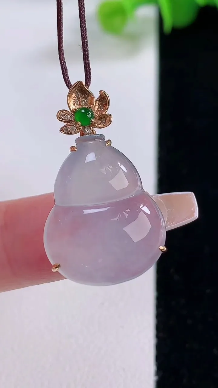 天然A货翡翠种飘花葫芦吊坠，尺寸20.4-16.6-6.7，重量:3.56g
12月5日