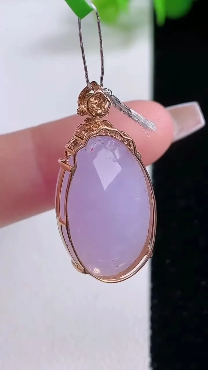 天然A货翡翠种紫罗兰蛋面吊坠，尺寸28-20.6-13.7-10.6，重量:6.16g
12月5日