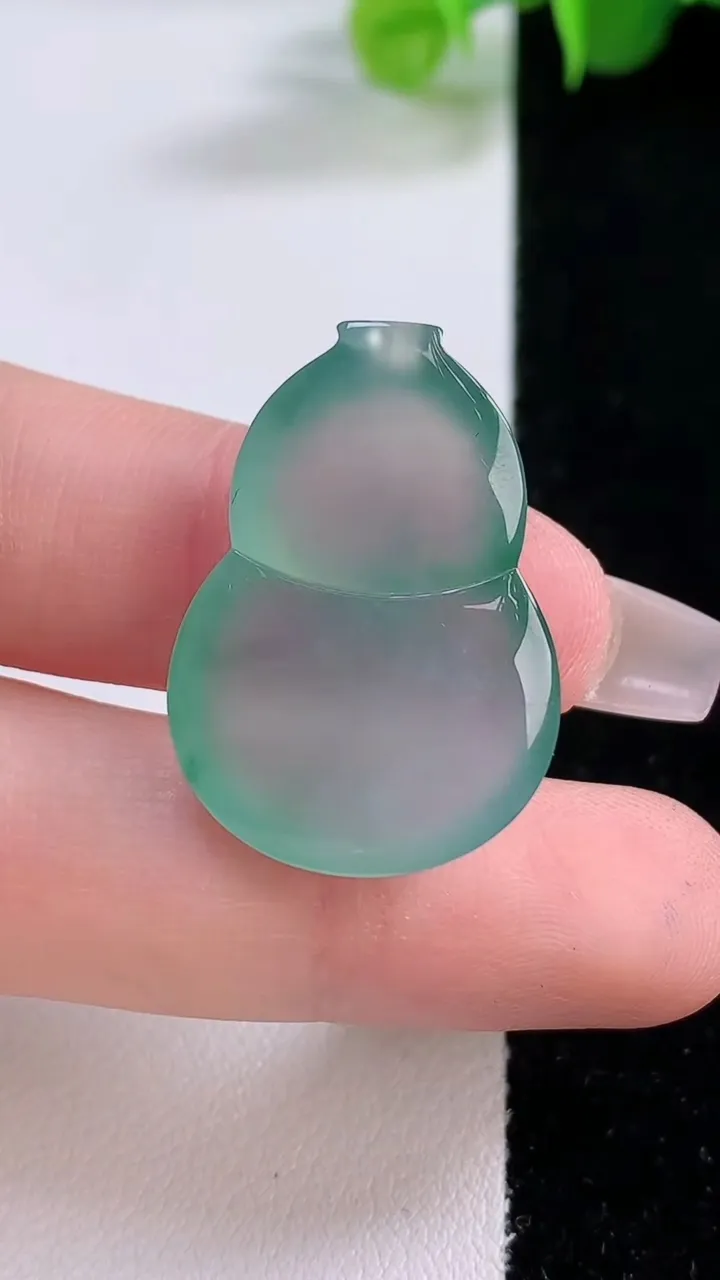 天然A货翡翠种飘花葫芦镶嵌件，尺寸28-19.8-5.9，重量:6.06g
12月5日