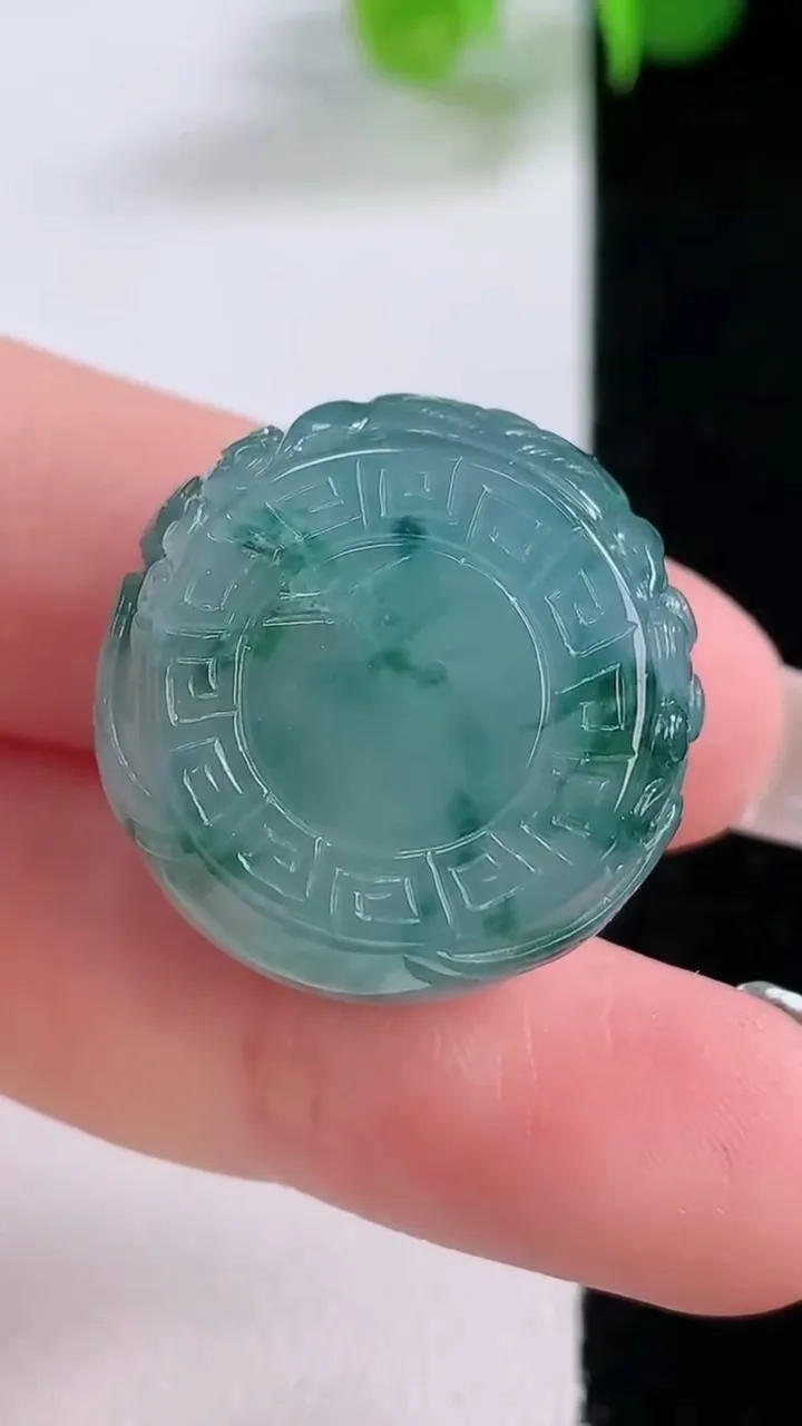 天然A货翡翠冰种飘花雕花路路通吊坠，尺寸23-12.8，重量:16.33g
12月5日