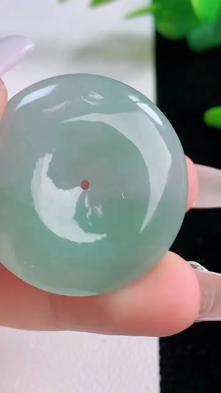 天然A货翡翠平安扣吊坠，尺寸36.2-5.8，重量:13.24g
12月5日