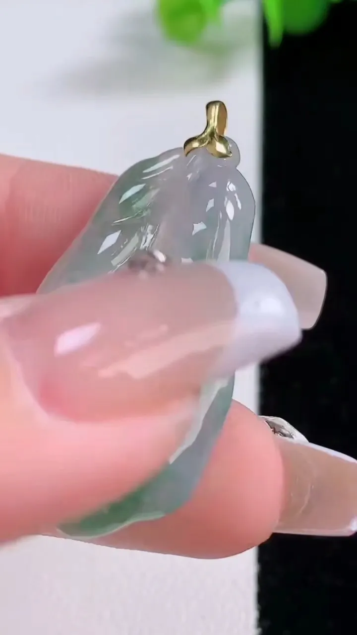 天然A货翡翠种飘花金枝玉叶 叶子吊坠，尺寸34-19.8-4.6，重量:6.49g
12月5日