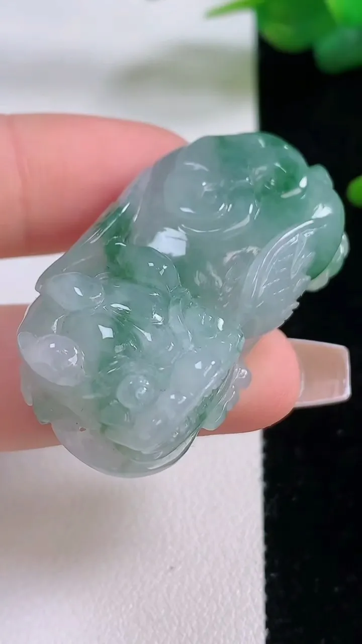 天然A货翡翠飘花霸王貔貅吊坠，尺寸39.6-21.6-13，重量:25.88g
12月5日